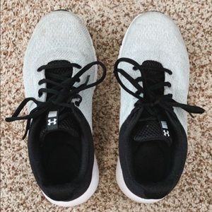 women’s under armour tennis shoes🖤
